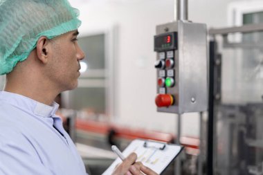 Kalite denetleyicisi veya yiyecek veya içecek teknisyeni müşteriye ürün göndermeden önce parametre ve durum kontrol gıda veya içecekleri değiştirir. Üretim lideri makine ve verimliliği yeniden kontrol ediyor.