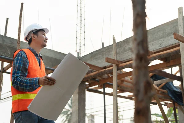 Müfettiş ya da mühendis mavi baskı kullanarak inşaat ve kalite güvencesini denetliyor. Mühendis, mimar ya da irtibat kurucu ev sahibine teslim etmeden önce evi inşa etmek için çalışır.