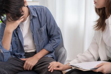 Adam mahrem yerlerinin önünde el ele tutuşup hastalıktan ve iltihaplanmadan rahatsızlık duyuyor. Zührevi, testis kanseri. Mesane sorunları, ereksiyon bozukluğu, erken boşalma, prostat kanseri.