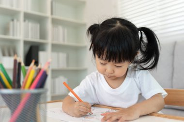 Mutlu Asya çocukları kağıt üzerinde resim yapmayı öğreniyor. Etkinlik, gelişim, IQ, EQ, meditasyon, beyin, kas, temel beceriler, ailenin birlikte zaman geçirmesi. Tatil