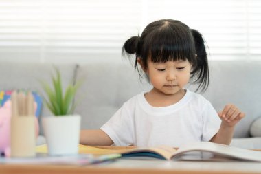 Mutlu Asyalı çocuklar rahatlayın ayı bebek için masal kitabı okuyun. Kızım ve bir hikaye okuyordum. öğrenim geliştirme, çocuk bakımı, eğitim, hikaye anlatma, uygulama, hayal etme, bağımlılık cep telefonunu azaltma