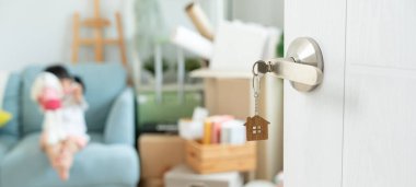 Taşınmak, taşınmak. Kapıyı açtığımda yeni evde oynayan bir kız buldum. Odanın içinde kişisel eşyalar ve mobilyalar olan bir karton kutu vardı. Yeni daireye ya da eve taşınmak.