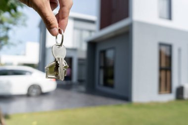 Kira, kiralama ve ev satma. Emlakçının elinde yeni bir ev ya da emlak için anahtar var. Kira evi, Satış, Kredi Finansı, Sigorta, Satıcı, Satıcı, Taksit, Satın al, Sat, Taşı