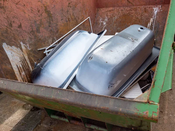 鉄風呂桶付き容器 — ストック写真