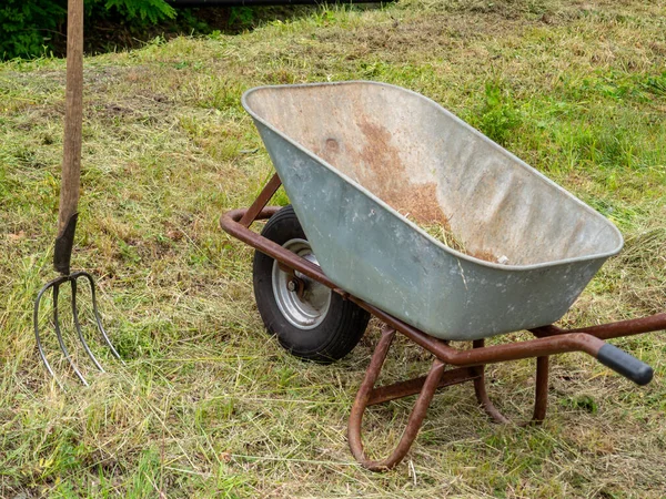 Carrinho Mão Jardim Com Forquilha — Fotografia de Stock