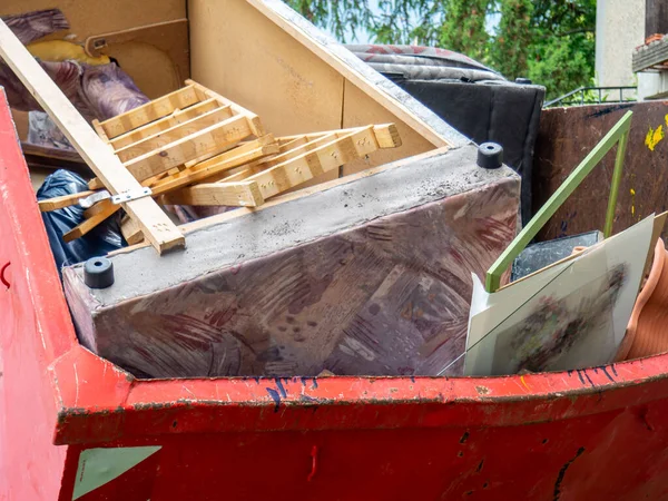 Sperrmüllcontainer Mit Panne Haushalt — Stockfoto