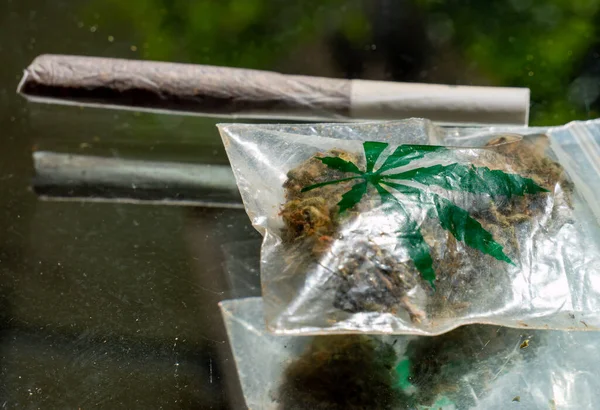 大麻の葉のマリファナと袋との共同 — ストック写真