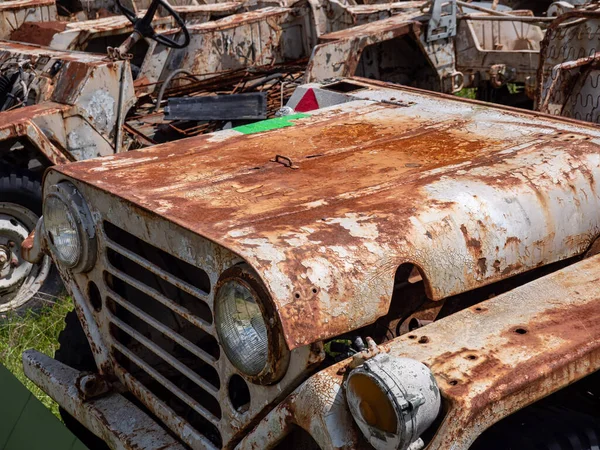 古い軍の車を放棄し — ストック写真