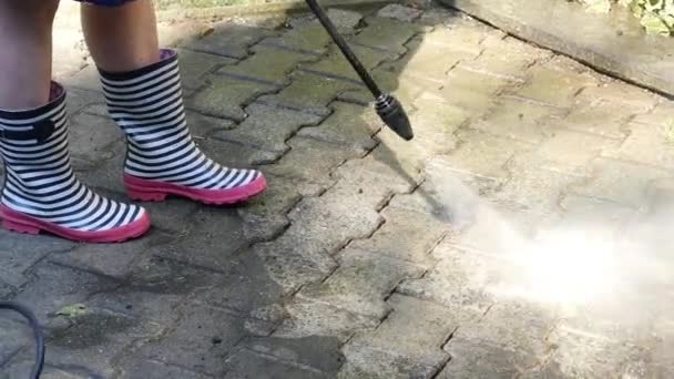Limpieza de la terraza con limpiador de alta presión en el jardín — Vídeo de stock