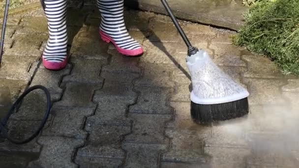 Donna che pulisce la terrazza con un detergente ad alta pressione — Video Stock