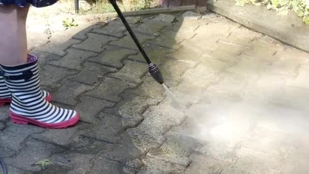 고압 세척기로 테라스를 청소하는 모습 — 비디오
