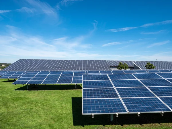 Solární Park Fotovoltaický Systém Stojí Terénu — Stock fotografie