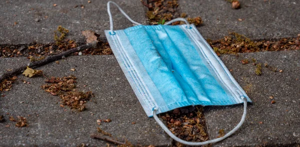 Gebruikte Mondbeschermer Weggegooid Straat — Stockfoto