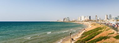 Tel Aviv sahil manzaralı bir Akdeniz ve gökdelenler