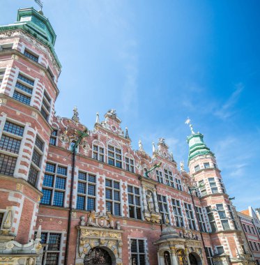 Büyük silah deposuna veya Güzel Sanatlar Akademisi. Şaşırtıcı cephe ve kuleleri ile Kulesi eski tarihi şehir merkezi, Gdansk, Polonya