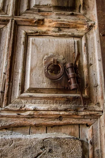 用罗马字母刻的旧木门 刻有原来的金属门敲击 以色列耶路撒冷圣墓教堂 — 图库照片