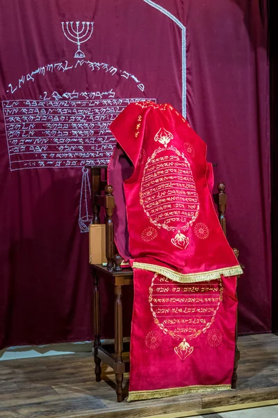 Σαμαρείτης Torah Στο Κόκκινο Κάλυμμα Μια Ευλογία Γραμμένο Στα Εβραϊκά — Φωτογραφία Αρχείου