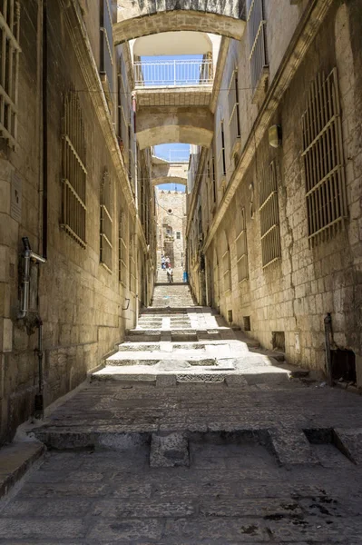 Rua Estreita Típicas Casas Apedrejadas Bairro Muçulmano Cidade Velha Jerusalem — Fotografia de Stock