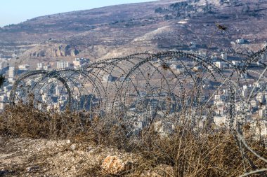 Dikenli tel çit Nablus veya Shechem karşı. West Bank, Israel.
