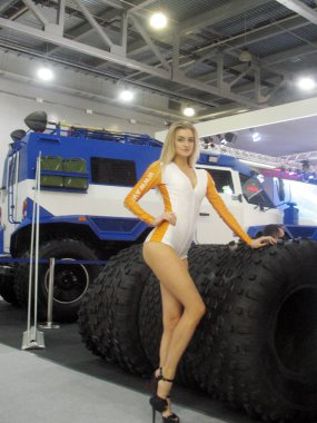 Kızlar-Moskova Uluslararası motorlu modellerin 2018 göster. Rusya Moskova Eylül 2018