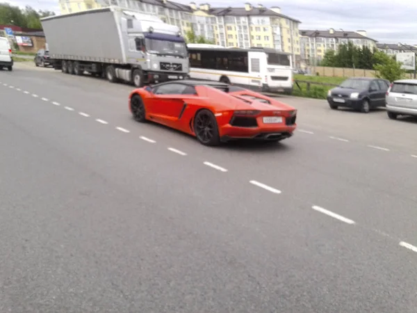 Turuncu Lamborghini Ile Moskova Sokakta Gidiyor Moskova Nisan 2018 — Stok fotoğraf