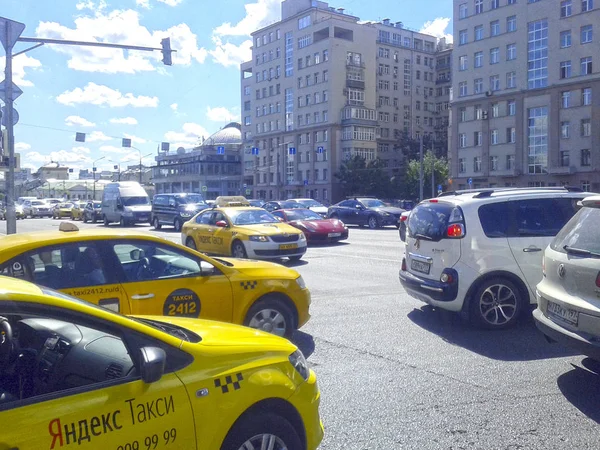 Grande Ponte Pietra Ferrari Italia Viola Traffico Agosto 2018 Mosca — Foto Stock