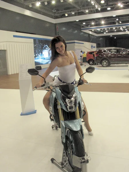 Piękna Dziewczyna Model Motocyklu Moskwa Międzynarodowego Salonu Samochodowego 2018 Moskwa — Zdjęcie stockowe