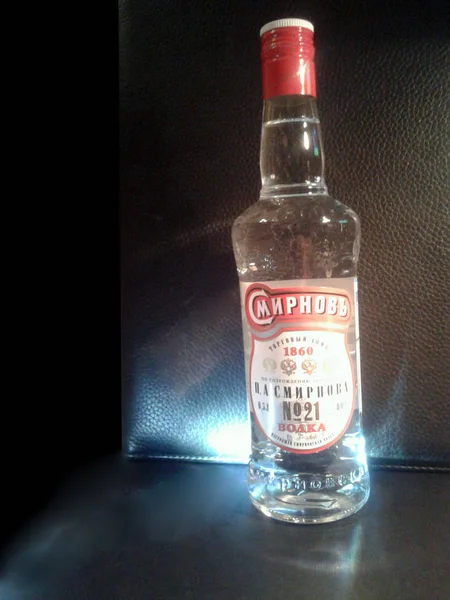 Ρωσική Βότκα Smirnoff Βότκα Smirnov Ρωσική Έκδοση Της Γνωστής Μάρκας — Φωτογραφία Αρχείου