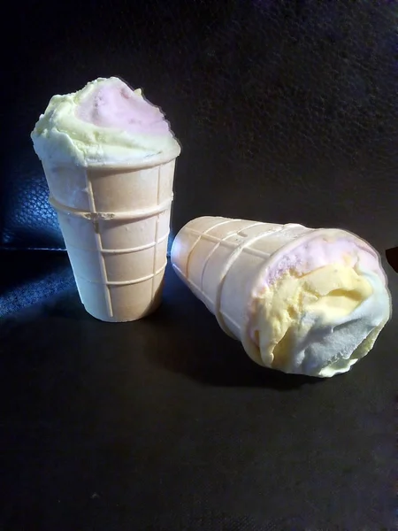 冰淇淋在华夫饼杯 以天然奶制品为基础制造 — 图库照片