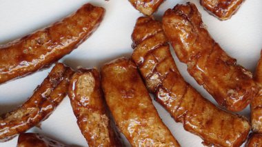 Arka planda atıştırmalıklar