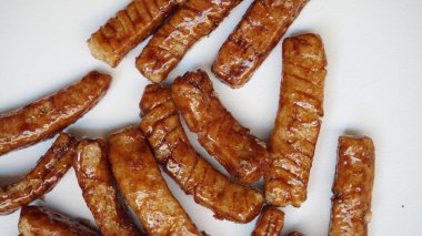 Arka planda atıştırmalıklar