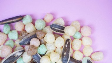 Arkaplanı olan renkli atıştırmalıklar