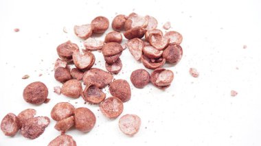 Beyaz arka planda renkli bir aperatif