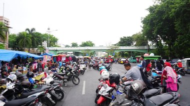 Surabaya, Endonezya - Eylül 30 2020 Sabah atmosferi