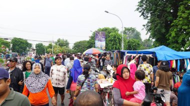 Sabah atmosferi ikinci el kıyafet pazarında.