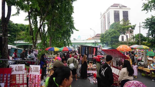 インドネシアのスラバヤ 2020年9月30日 中古衣料品市場の朝の雰囲気 — ストック写真