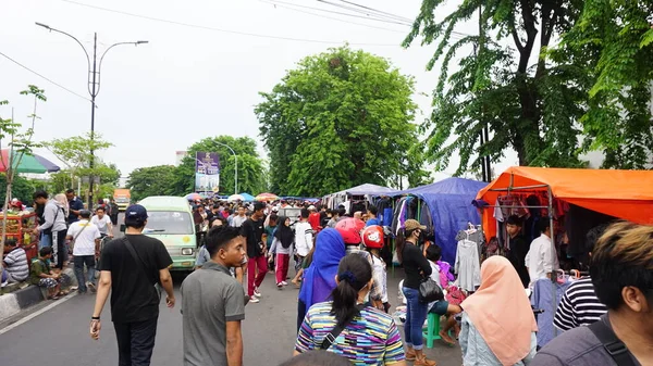 インドネシアのスラバヤ 2020年9月30日 中古衣料品市場の朝の雰囲気 — ストック写真