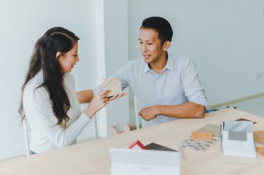 Asyalı çiftler, kocalar ve eşler bir ev tasarlamak için bir araya geliyorlar. Gelecekte bir aile olarak birlikte yaşamak..