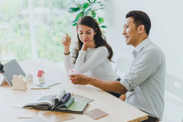 Pasangan Asia Suami Dan Istri Datang Bersama Sama Untuk Merancang — Stok Foto