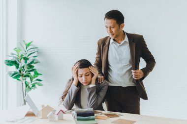 Genç iş kadınları iş konusunda stresli. Genç işadamı onu rahatlatmak ve iyileşmek için tanıştırdı..