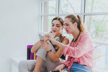 Müşteriler akıllı telefonlarından internetten ürün sipariş ediyorlar. Çünkü mikropların yayılması nedeniyle alışveriş merkezine gidemiyoruz.