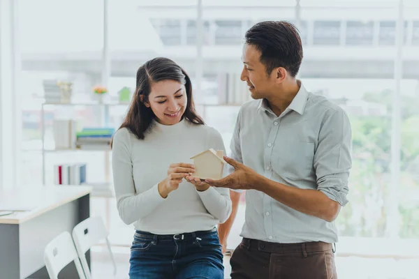 Pasangan Asia Suami Dan Istri Datang Bersama Sama Untuk Merancang — Stok Foto