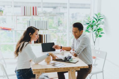 Tasarımcı, ev dekorasyonu için kumaşlardan malzemeler seçmesini öneriyor..