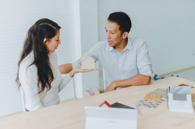 Asyalı çift, karı koca bir ev tasarlamak için bir araya geliyorlar. Gelecekte bir aile olarak birlikte yaşamak..