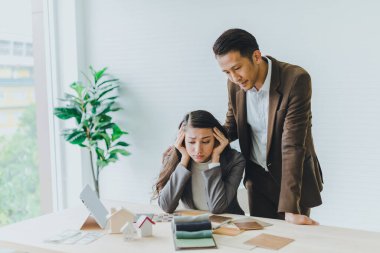 Genç iş kadını işinden dolayı stresli. Genç işadamı onu rahatlatmak ve iyileşmek için tanıştırdı..