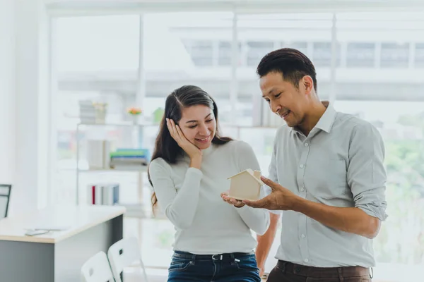 Pasangan Asia Suami Dan Istri Datang Bersama Sama Untuk Merancang — Stok Foto