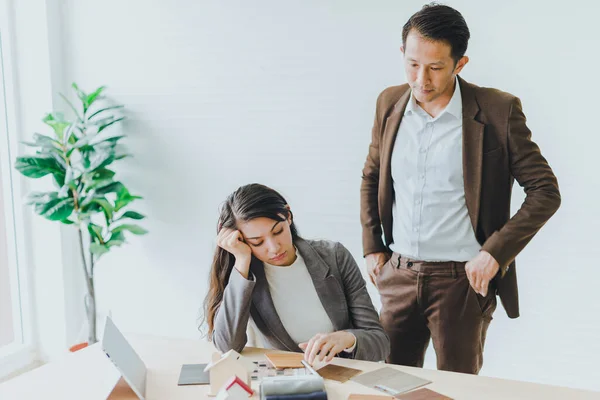 Young Businesswoman Stressed Work Young Businessman Introduced Her Soothe Heal — Stock Photo, Image