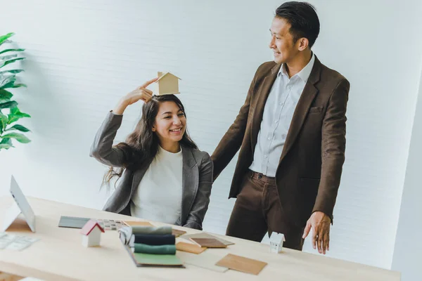 보스가 부인을 축하하는 — 스톡 사진