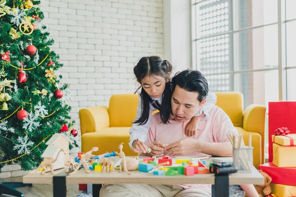 Padre Hija Asiáticos Juegan Juguetes Mesa Sala Estar Decorada Con — Foto de Stock