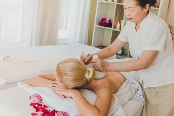 Vacker Kvinna Som Ligger Sängen För Spa Massage Lyxigt Spa — Stockfoto